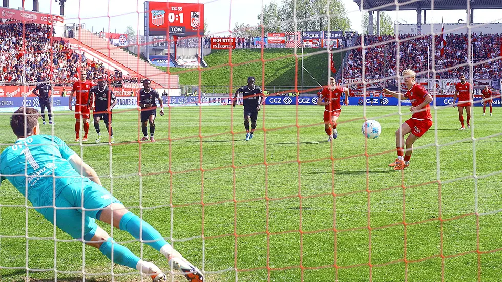 Kiel-Leihgabe Luca Prasse verwandelt sicher vom Punkt und stellt auf 1:1.