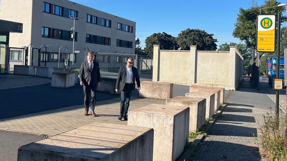 Maximillian Krah kam mit Personenschützer am Mittwoch zum Prozess am OLG 