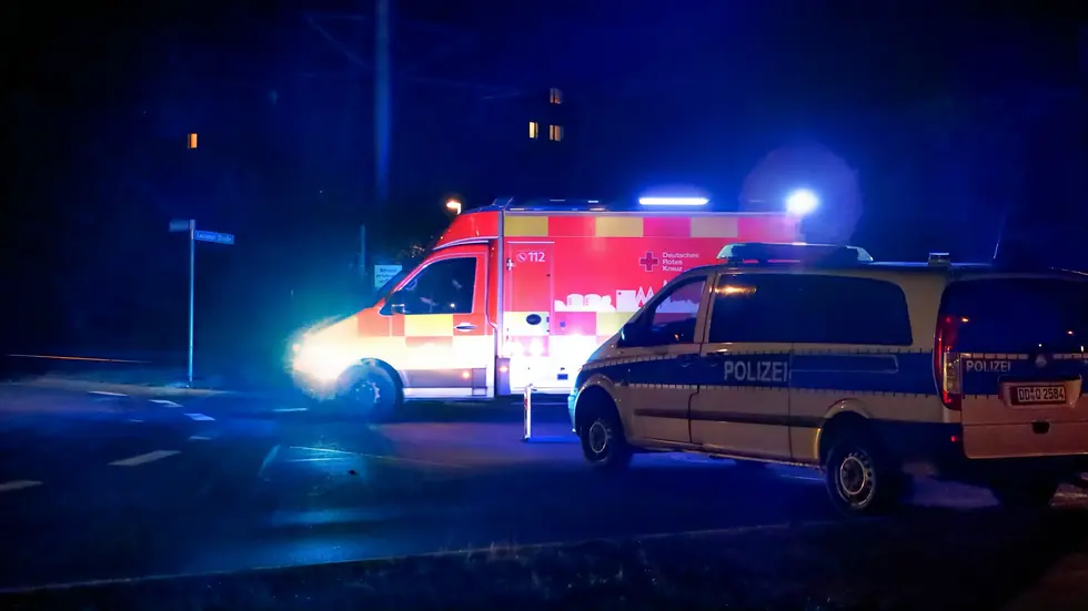 Rettungskräfte an der Unfallstelle.