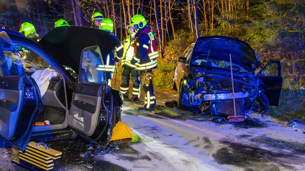 Die Feuerwehr musste einen Autofahrer mit schwerem Gerät aus seinem Fahrzeug befreien.