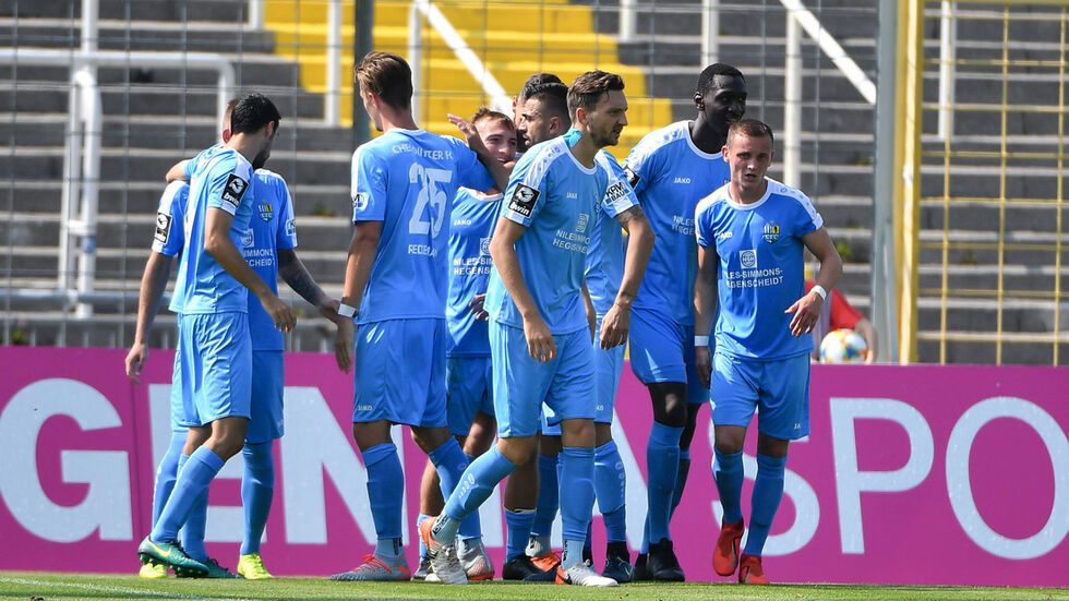 Die Mannschaft beim Jubel über das Tor zum 0:1 durch Daniel Bohl. © imago images/foto2press 