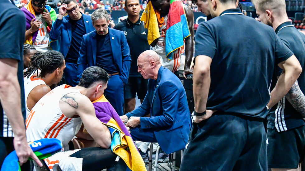 Trainer Rodrigo Pastore gibt dem Team taktische Anweisungen. Doch am Ende mussten die Niners eine unnötige Heimniederlage hinnehmen.