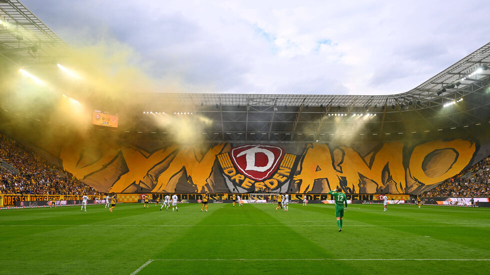 Dynamo-Choreo zum ersten Heimspiel der Saison gegen Cottbus  Dynamo-Choreo zum ersten Heimspiel der Saison gegen Cottbus