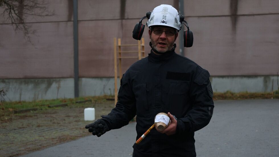 Axel Brehm demonstriert die Sprengkraft der Böller