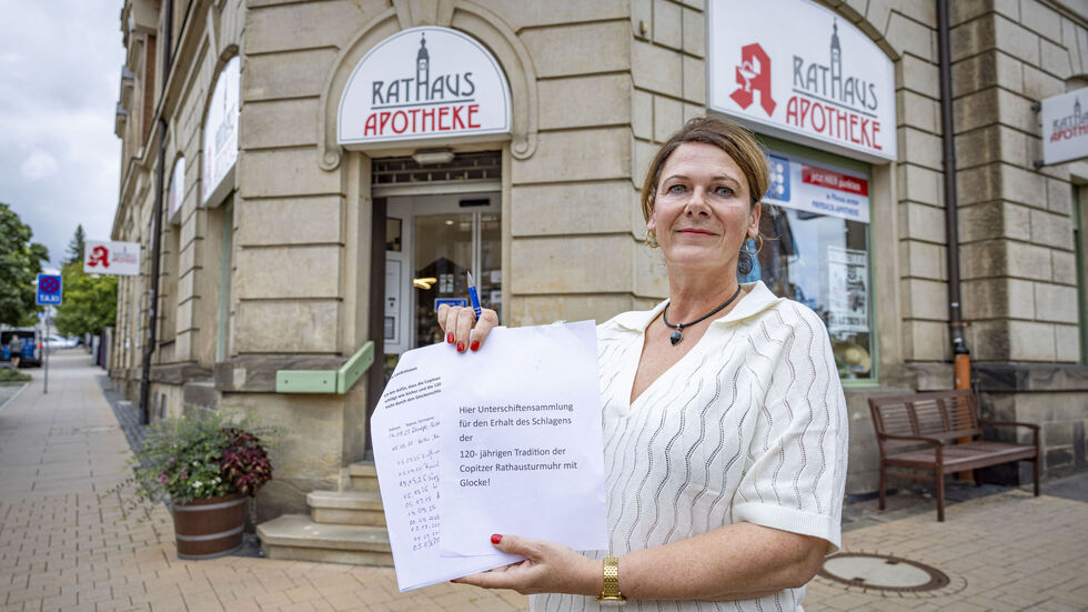 Apothekerin Claudia Meerz sammelt Unterschriften gegen das Abschalten der Glocke in ihrem Gebäude