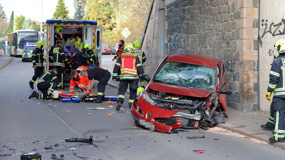 Der Aufprall war so heftig, dass ein Vorderrad abgerissen wurde. Der Aufprall war so heftig, dass ein Vorderrad abgerissen wurde.