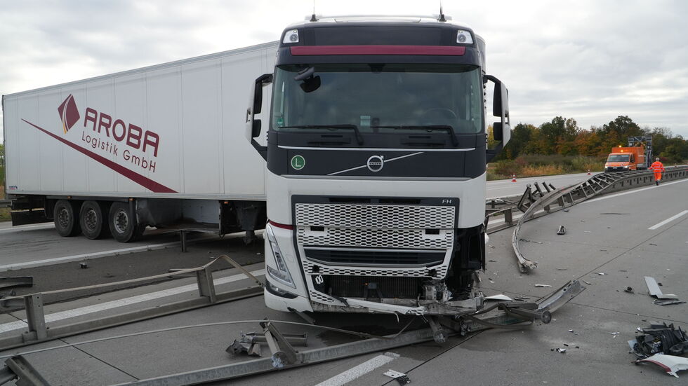 Der Lkw wurde leicht, die Mittelleitplanke schwer beschädigt. Der Lkw wurde leicht, die Mittelleitplanke schwer beschädigt.