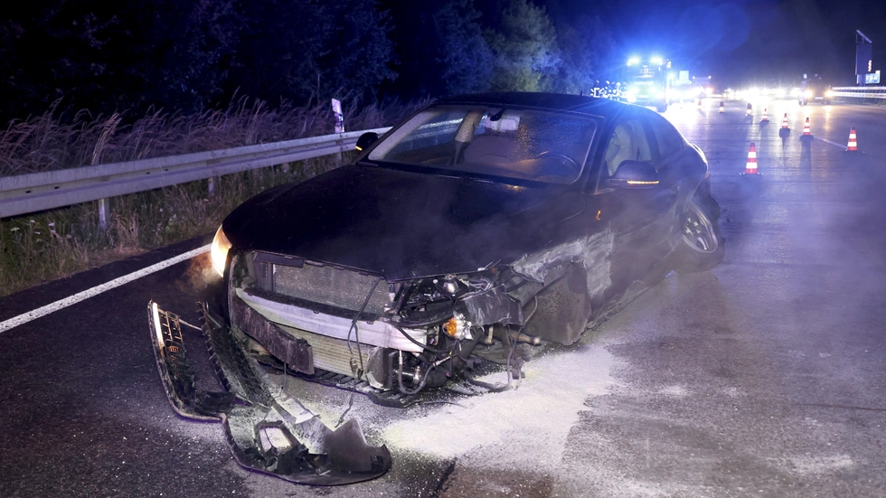 Der Audi schleuderte mehrfach gegen die Leitplanken und blieb auf dem Standstreifen liegen. Der Audi schleuderte mehrfach gegen die Leitplanken und blieb auf dem Standstreifen liegen.