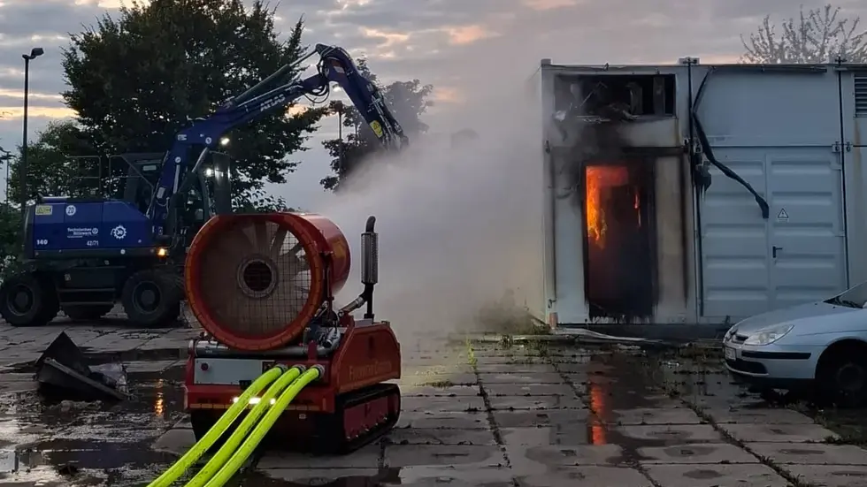 Mit einem Bagger wurde der Container geöffnet und mit Hilfe eines ferngesteuerten Roboters der Brand im Inneren gelöscht. 
