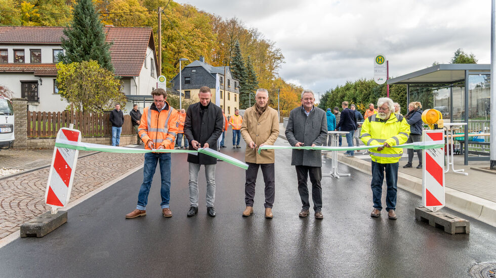 Landrat Carsten Michaelis (Mitte) und Bürgermeister Michael Franke (2.v.r.) haben die Straße feierlich für den Verkehr freigegeben.
Landrat Carsten Michaelis (Mitte) und Bürgermeister Michael Franke (2.v.r.) haben die Straße feierlich für den Verkehr freigegeben.