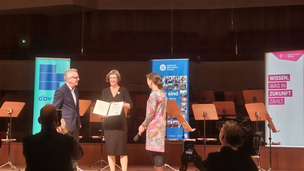 Marit Kunis - Direktorin der Städtischen Bibliotheken Dresden nimmt den Preis von Thomas de Maizier und Frauke Untiedt entgegen.