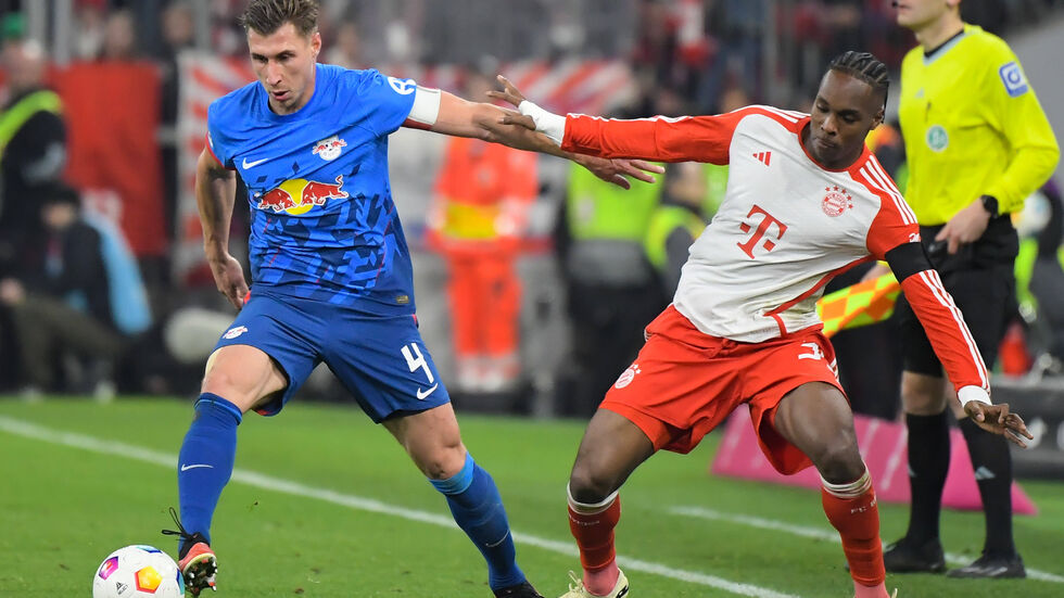 RB-Kapitän Willi Orban im Zweikampf mit Bayern-Offensivspieler Mathys Tel  RB-Kapitän Willi Orban im Zweikampf mit Bayern-Offensivspieler Mathys Tel