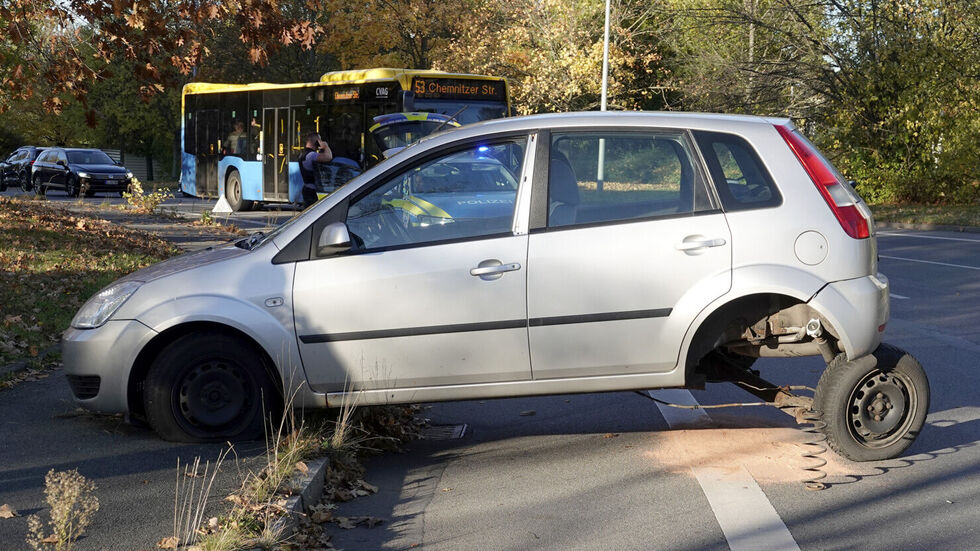 Krach, da war das Rad ab und der Ford stand auf dem Fußweg.