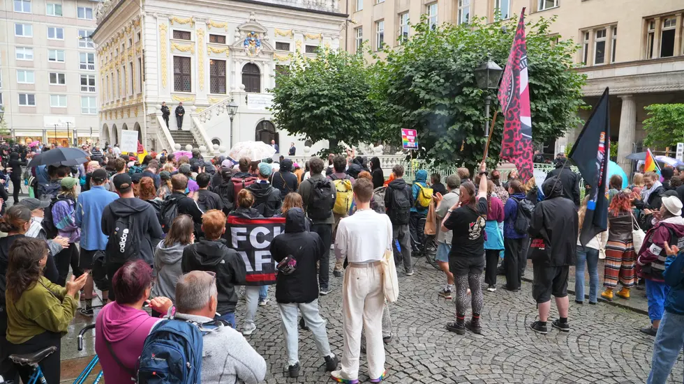 Einige Demonstranten hatten Fahnen und/oder Protestplakate dabei. Einige Demonstranten hatten Fahnen und/oder Protestplakate dabei.