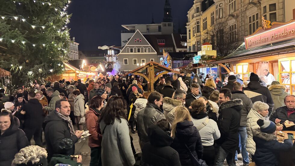 Die verkaufsoffenen Sonntag finden in Zwickau parallel zum Weihnachtsmarkt statt. Die verkaufsoffenen Sonntag finden in Zwickau parallel zum Weihnachtsmarkt statt.