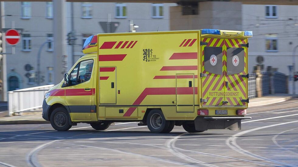 Ein Krankenwagen auf der Tharandter Straße in Dresden.