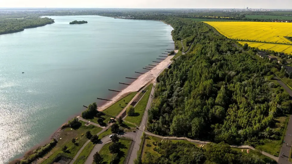 Blick auf den frisch sanierten Auenhainer Strand am Markkleeberger See südlich von Leipzig.