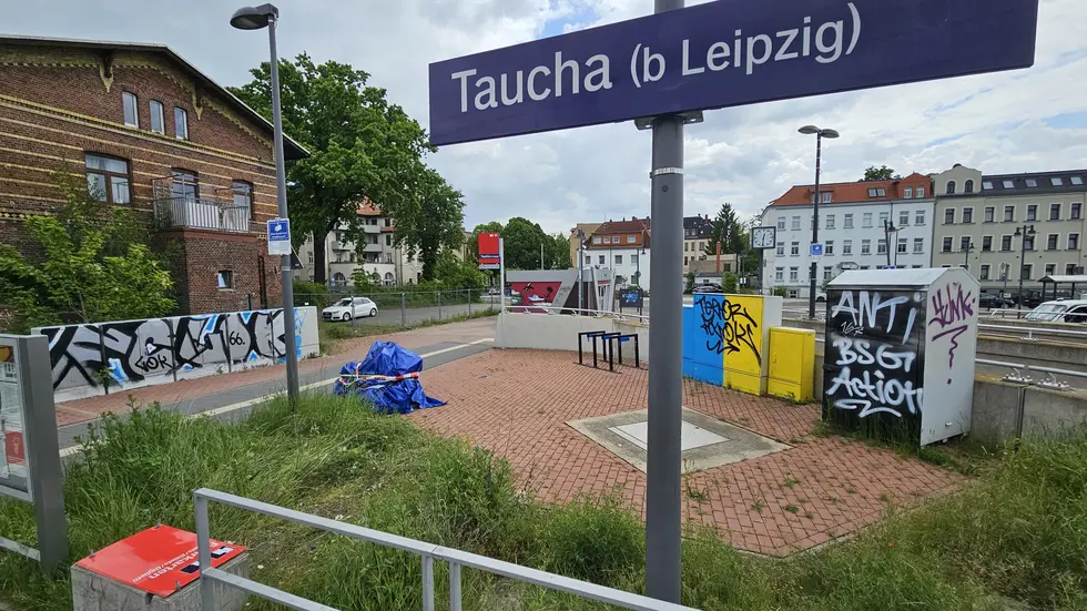 Der zerstörte Automat wurde mit einer Plane abgedeckt. Der zerstörte Automat wurde mit einer Plane abgedeckt.