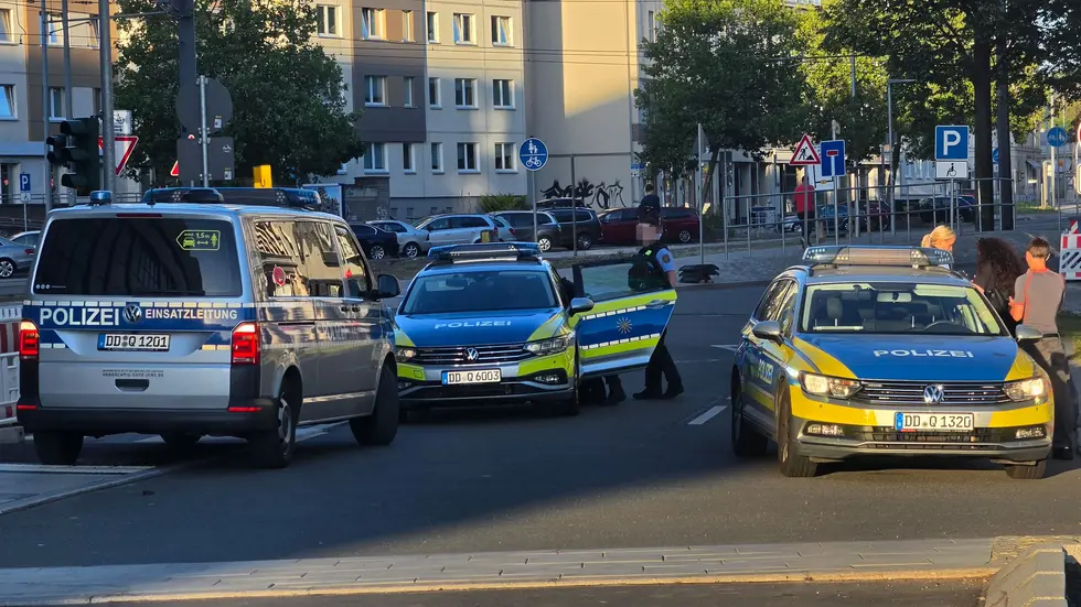 In einer Chemnitzer Straßenbahn schlägt ein 27-Jähriger eine Frau und beißt einen Fahrgast. Nach seiner Flucht stellt ihn die Polizei. In einer Chemnitzer Straßenbahn schlägt ein 27-Jähriger eine Frau und beißt einen Fahrgast. Nach seiner Flucht stellt ihn die Polizei.