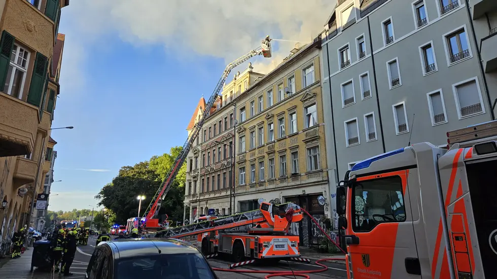 Die Feuerwehr ist mit der Drehleiter im Einsatz. 