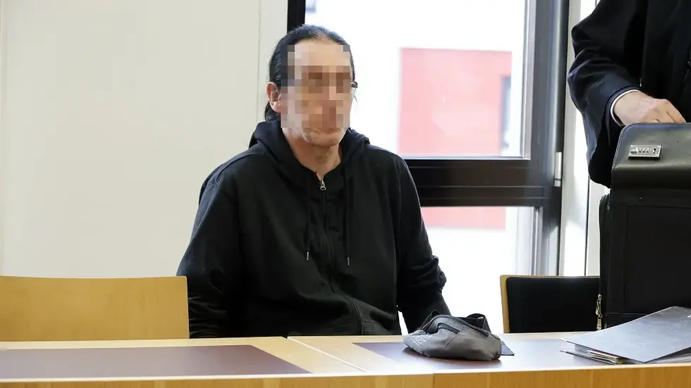 Das Gericht hatte den 63-Jährigen zu zwei Jahren Haft auf Bewährung und 300 Sozialstunden verurteilt.
Das Gericht hatte den 63-Jährigen zu zwei Jahren Haft auf Bewährung und 300 Sozialstunden verurteilt.