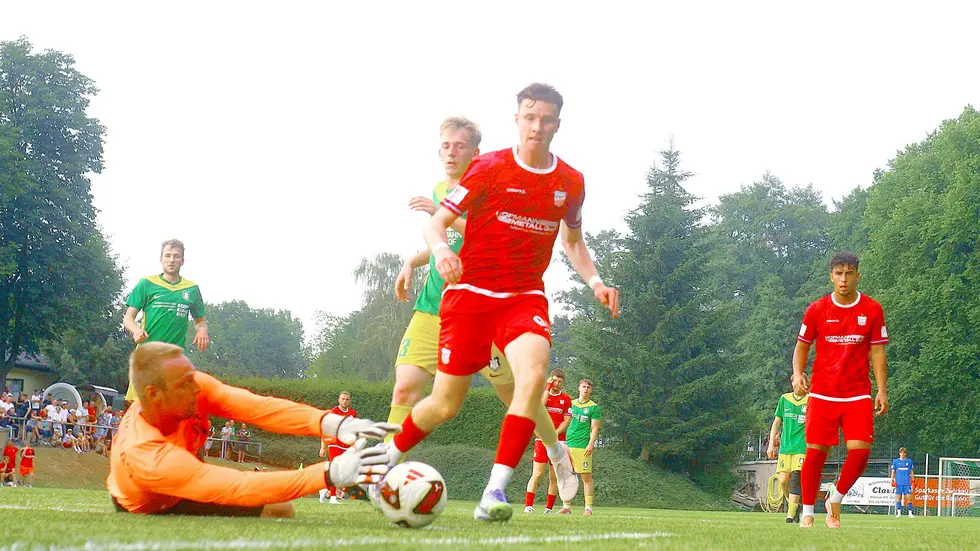 Louis Polenz (Mitte) im direkten Duell mit Mülsens Torhüter Nick Nürnberger.