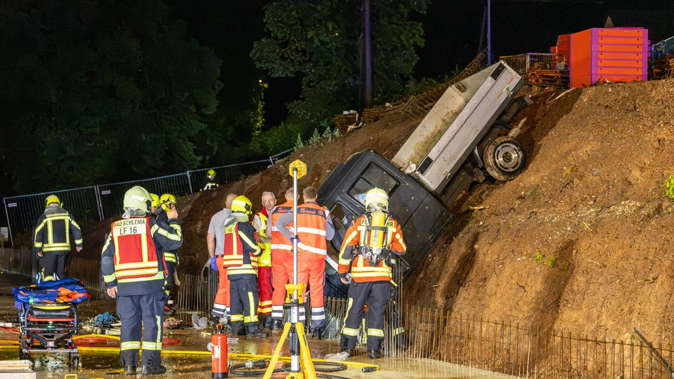 Der Pritschenwagen war mehrere Meter einen Hang hinabgestürzt. Die Feuerwehr sicherte den Transporter.