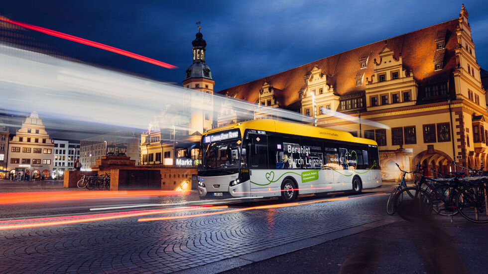 Ein Bus der LVZ in der Leipziger Innenstadt (Symbolbild).