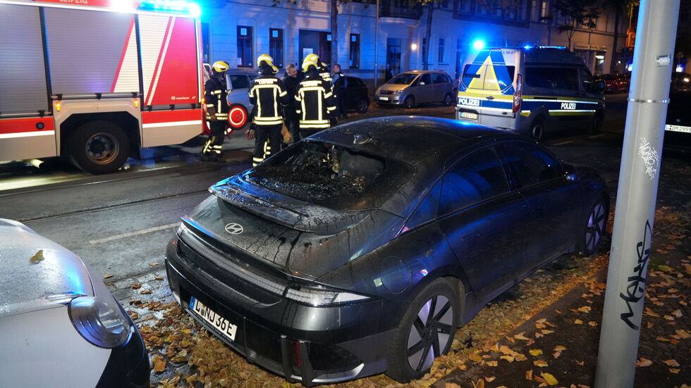 Auch mindestens ein Auto (dieses hier) wurde angezündet. Auch mindestens ein Auto (dieses hier) wurde angezündet.