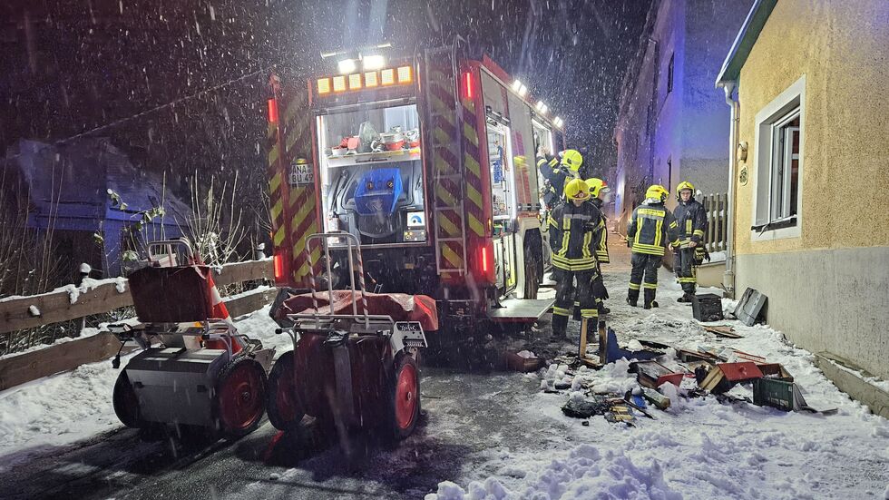 Unter schwerem Atemschutz war das Feuer schnell gelöscht. Unter schwerem Atemschutz war das Feuer schnell gelöscht.