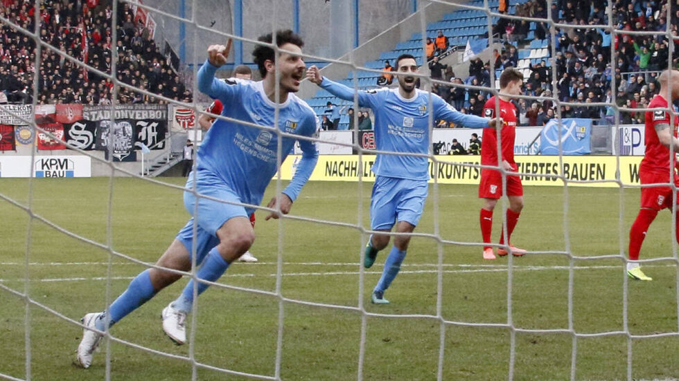 Gegen Halle hat Philipp Hosiner seinen dritten Doppelpack in Folge geschnürt, sah aber auch seine fünfte gelbe Karte. Gegen Halle hat Philipp Hosiner seinen dritten Doppelpack in Folge geschnürt, sah aber auch seine fünfte gelbe Karte.