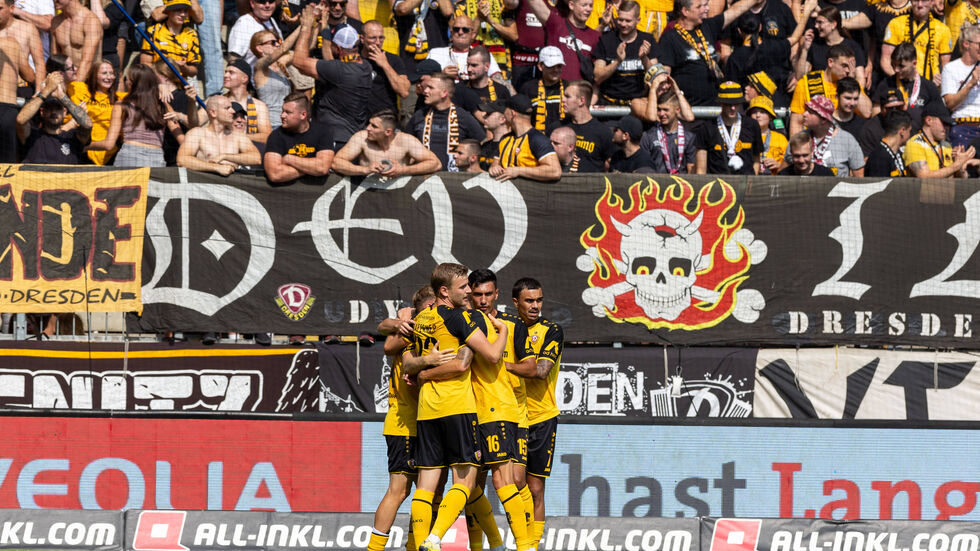 Christoph Daferner lässt sich für das Tor zum 1:feiern Christoph Daferner lässt sich für das Tor zum 1:feiern