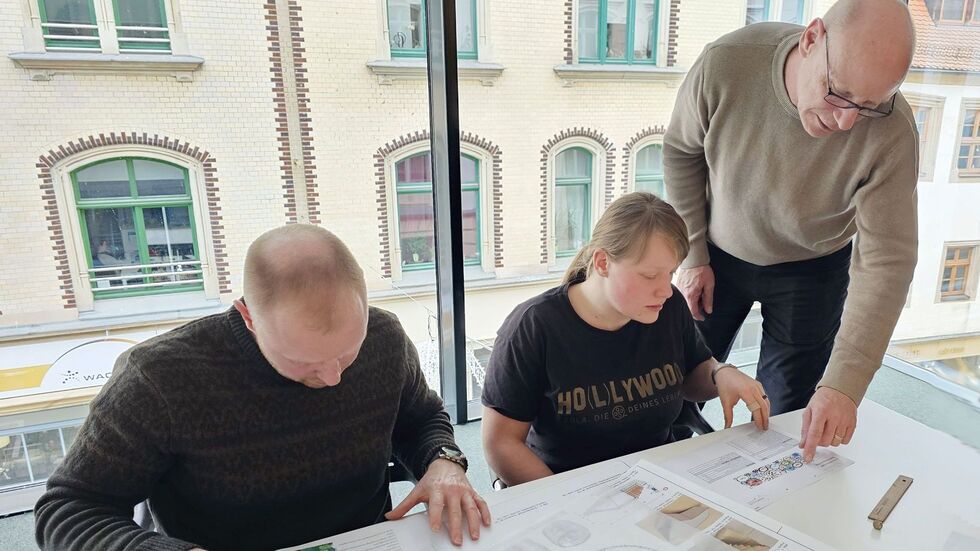 v.l.: Tobias Körner, Madlen Gündel und Tilo Küttler sichten Gestaltungsvarianten.