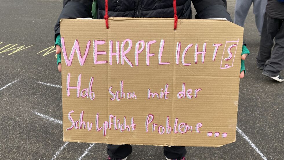 Ein Schüler hatte dieses Schild dabei. Ein Schüler hatte dieses Schild dabei.