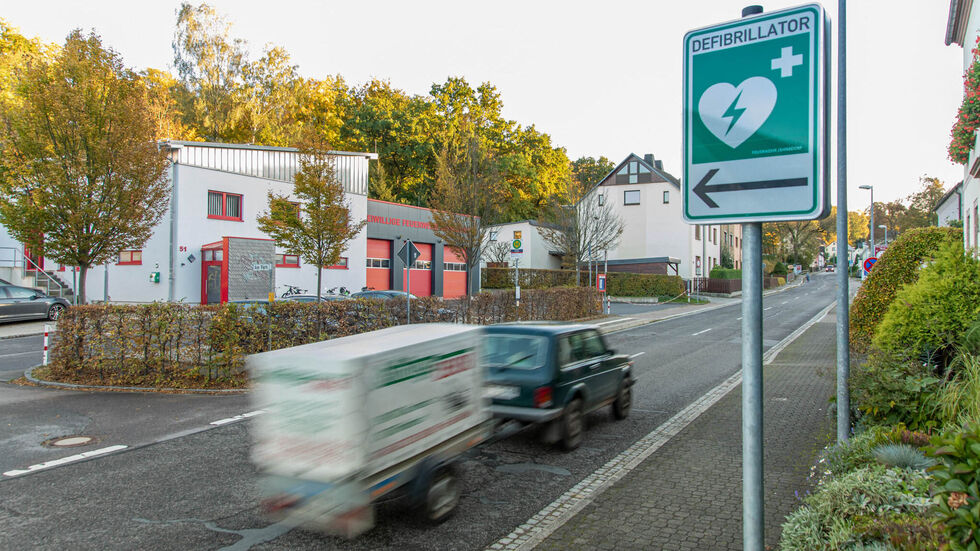 Es gibt auch Hinweisschilder, die zum Defibrillator führen.