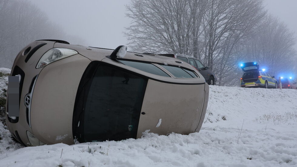Der Wagen war nach seiner Bruchlandung auf die Seite gekippt.