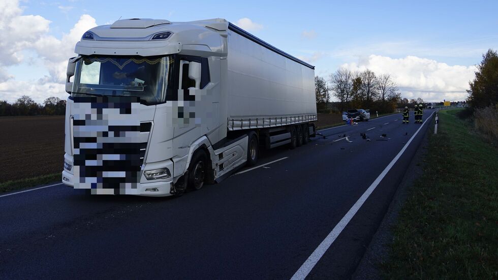 Auf der B6 bei Borsdorf ist ein Lkw mit einem Auto kollidiert. Auf der B6 bei Borsdorf ist ein Lkw mit einem Auto kollidiert.