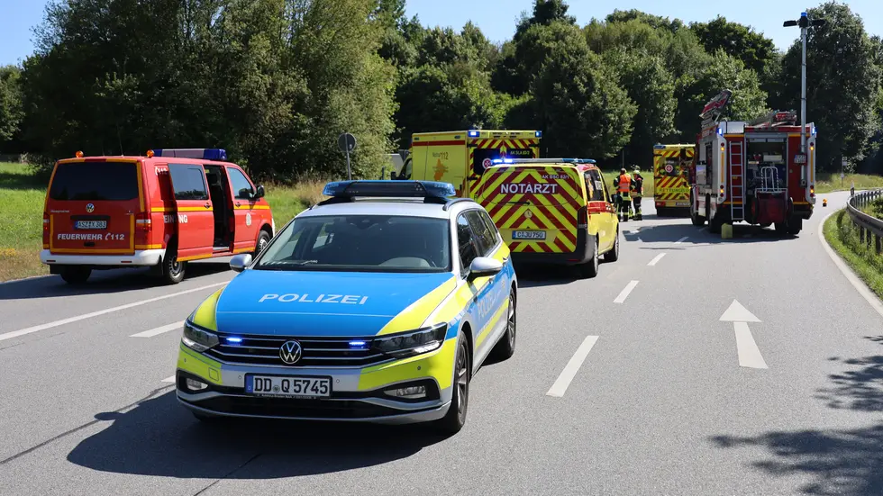 Rettungskräfte an der Unfallstelle. Rettungskräfte an der Unfallstelle.