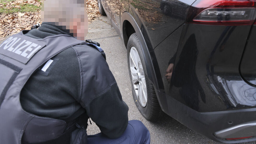 Unbekannte zerstachen die Reifen von sieben Autos an der Robert-Siewert-Straße. Die Polizei bittet um Hinweise.