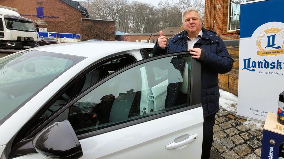 Wolfgang Grabert im Glück. Er hat dieses Auto gewonnen. 