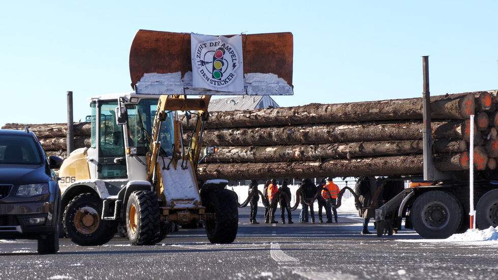 In Oberwiesenthal blockierte am Dienstag ein großer Holzlaster den Grenzübergang.