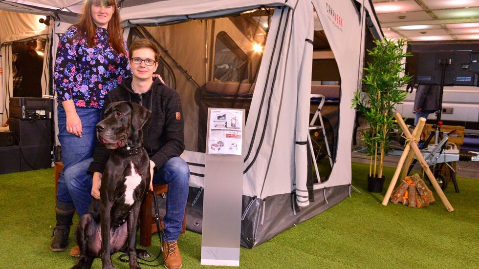 Infos rund zum Camping waren stark gefragt - wie bei diesem junge Pärchen.