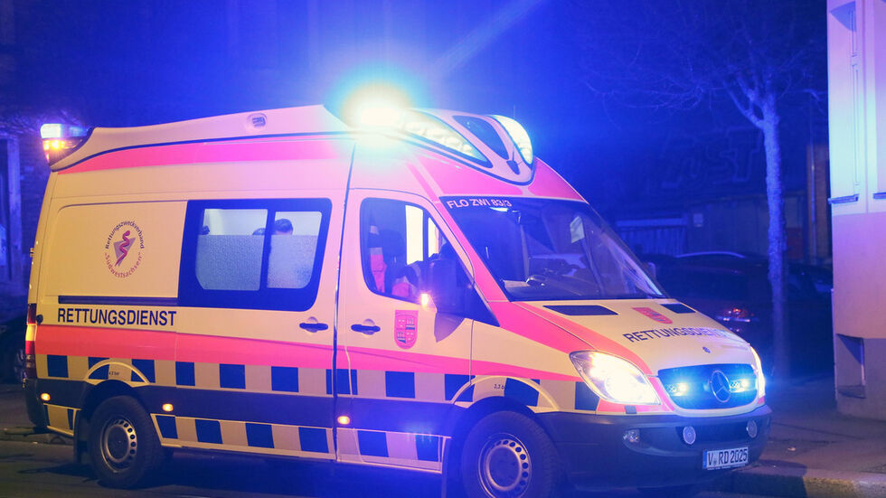 Ein Rettungswagen brachte den Schwerverletzten ins Krankenhaus, wo er starb. (Symbolbild)