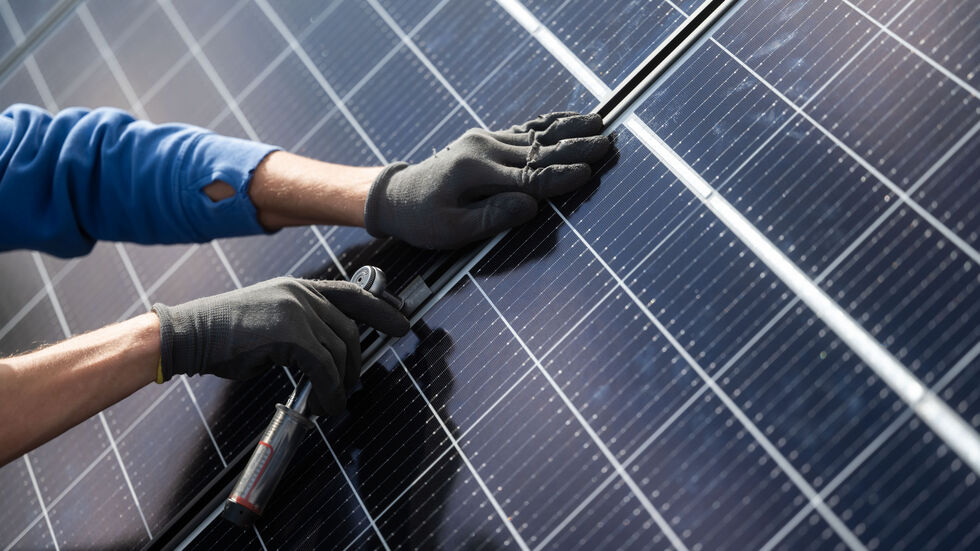 Montage einer Solaranlage (Symbolbild)