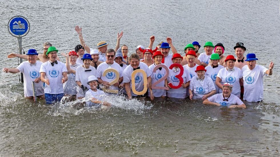 Die Winterschwimmer begrüßen das neue Jahr 2023.