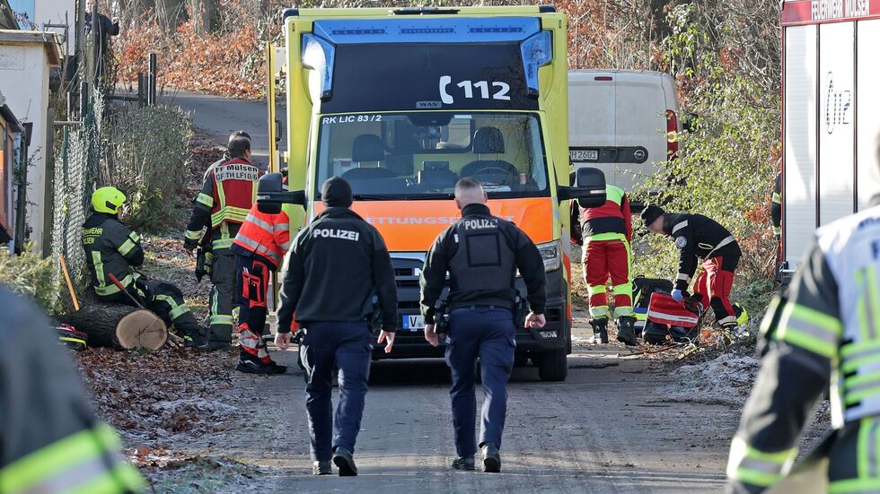 Einsatzkräfte am Unfallort Einsatzkräfte am Unfallort