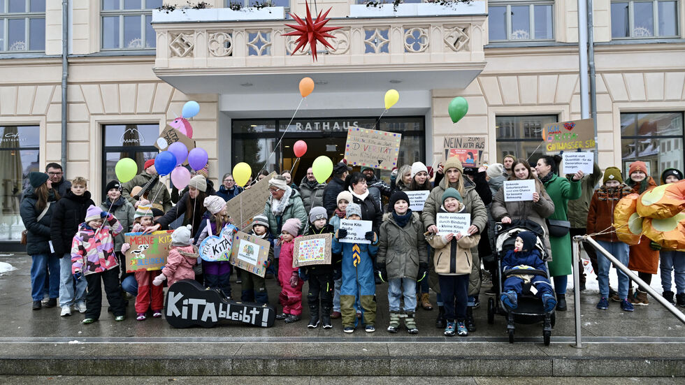 Eltern, Kinder und andere Bürger demonstrierten für den Erhalt der kleinen Kita. Eltern, Kinder und andere Bürger demonstrierten für den Erhalt der kleinen Kita.