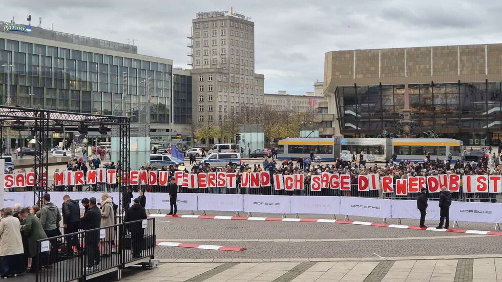 Demonstranten protestieren am Samstagabend auf dem Augustusplatz gegen den Leipziger Operball.