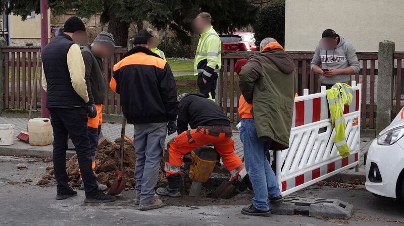 Die Ursache des Gaslecks wird versucht zu beseitigen - doch dafür muss die Straße aufgerissen werden. 
