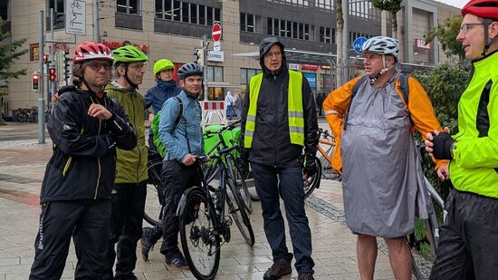 Entlang der Route stellte der ADFC dem OB Problemstellen, aber auch gelungene Umsetzungen vor.